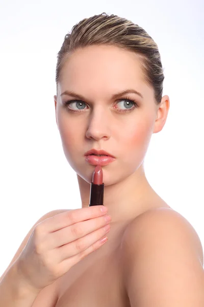 Hermosa mujer desnuda usando labio rojo palo maquillaje — Foto de Stock