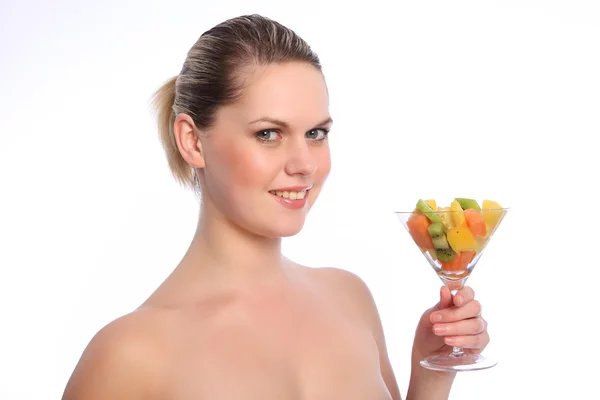 健康混合的水果鸡尾酒的年轻女子 — 图库照片