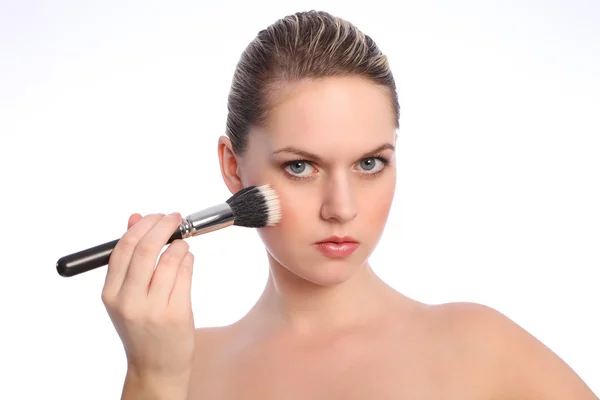 Hermosa mujer usando punteado maquillaje cepillo —  Fotos de Stock