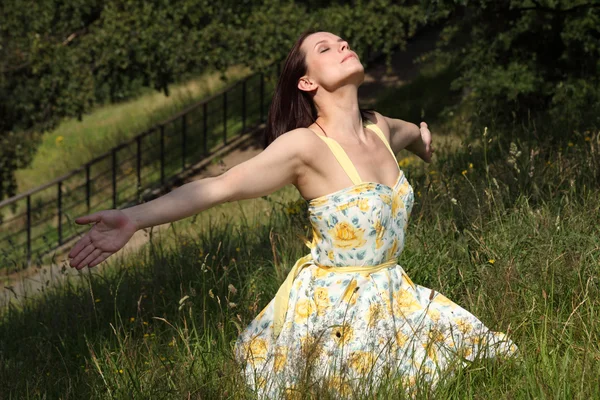 Mulher absorvendo sol de verão no campo — Fotografia de Stock