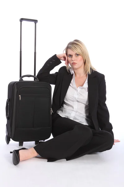 Biznes kobieta samotnie z walizką — Zdjęcie stockowe