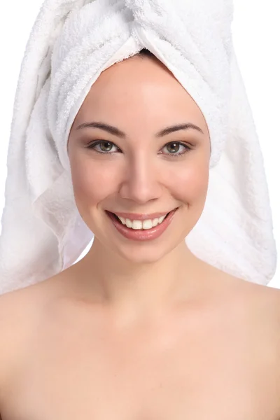 Güzel mutlu genç kadın banyo havlusu başında — Stok fotoğraf