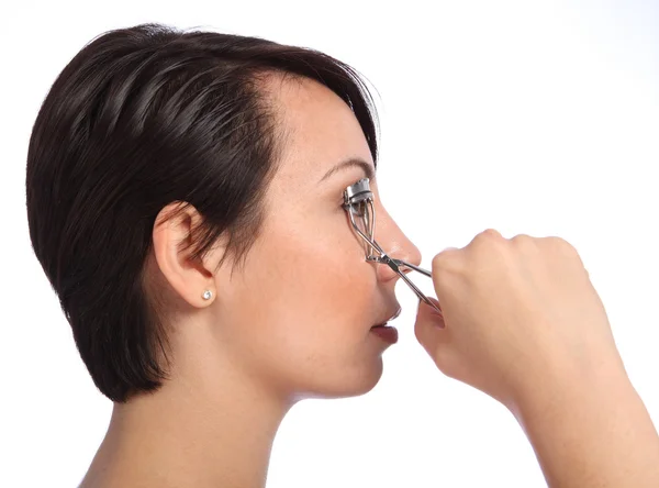 Beautician woman using eye lash curler in make up — Stock Photo, Image
