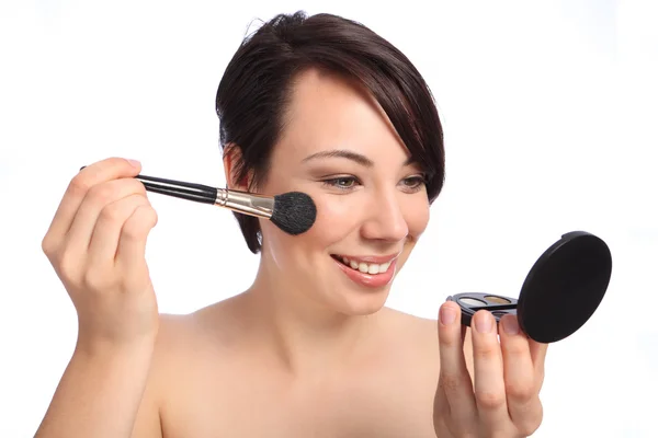 Mulher bonita feliz usando maquiagem escova blusher — Fotografia de Stock