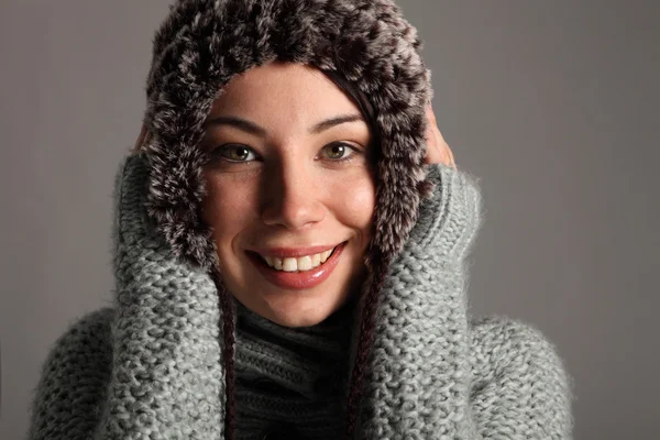 Vacker ung flicka i vinter ull tröja och mössa — Stockfoto