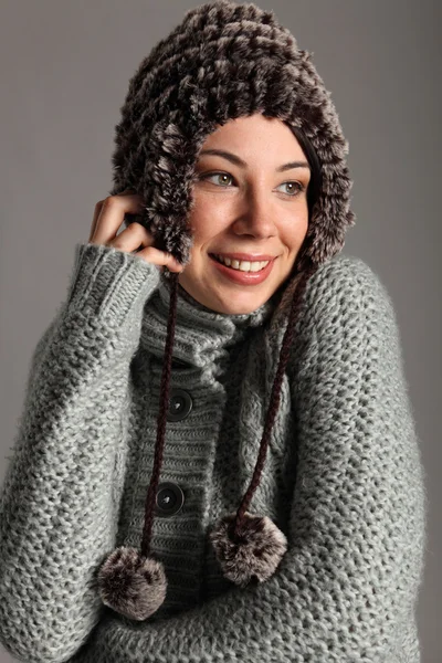 Giovane ragazza calda per l'inverno in maglione di lana e cappello — Foto Stock