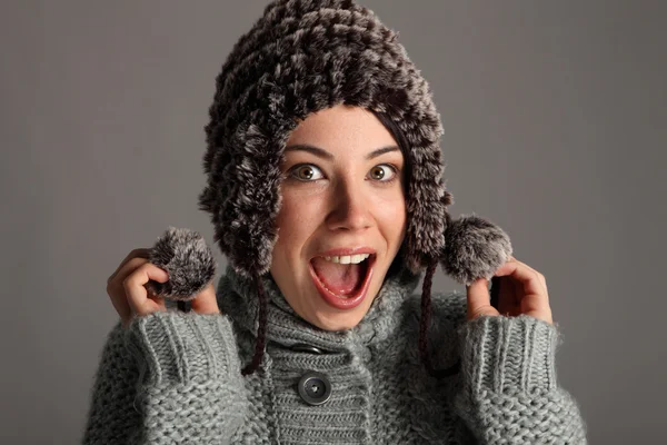 Glada lyckliga ung flicka i varm vinter ull mössa — Stockfoto