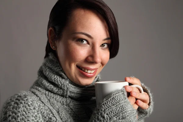 Sıcak kahve içmek için güzel genç beyaz kadın — Stok fotoğraf