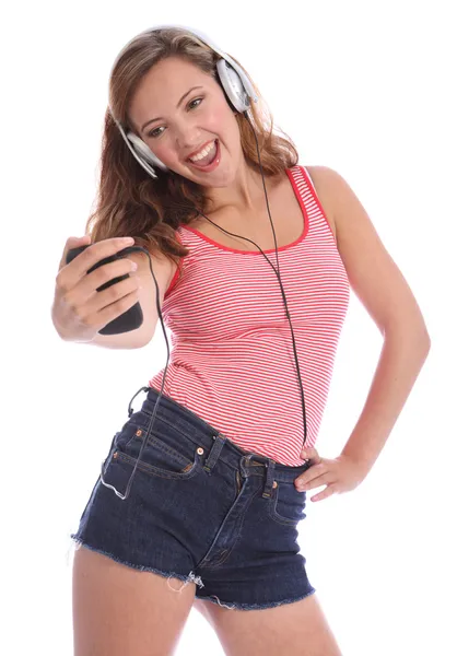 10 代の少女が彼女の携帯電話から音楽を歌う — ストック写真