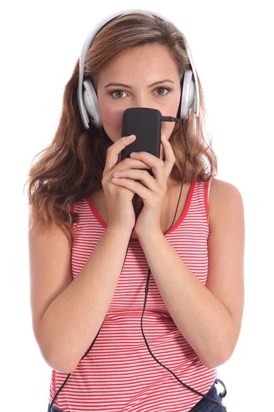 Menina adolescente bonito ouve música em fones de ouvido — Fotografia de Stock