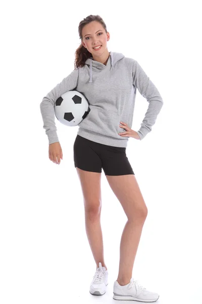 Счастливая футболистка подросток со спортивным мячом — стоковое фото