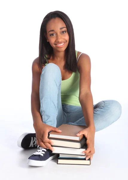 Menina adolescente preta bonita com livros escolares — Fotografia de Stock