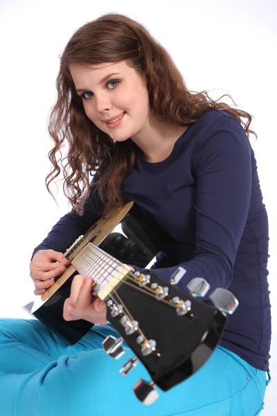 Adolescent fille musicien jouer acoustique guitare — Photo