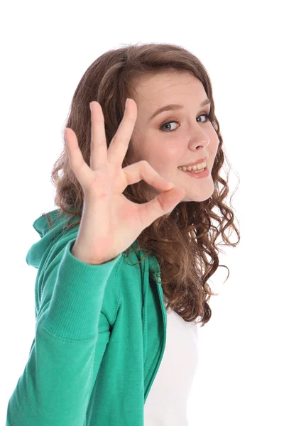 Genç kız gülümseyerek tarafından iyi el işareti başarı — Stok fotoğraf