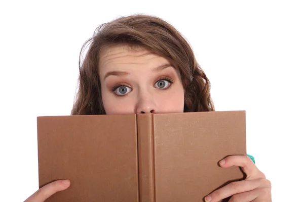 Девочка-подросток с голубыми глазами читает книгу — стоковое фото