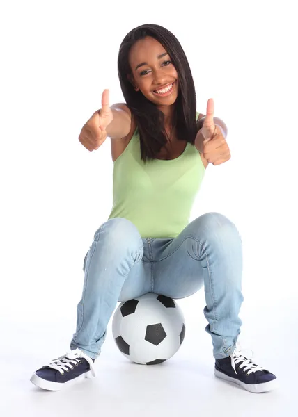 Подростковая спортивная девочка два больших пальца вверх счастливого успеха — стоковое фото