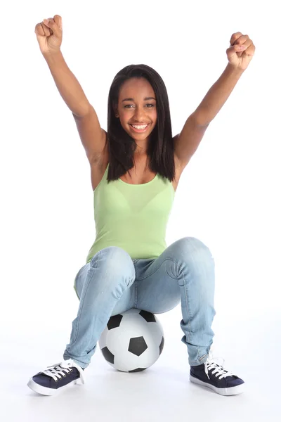 少女运动女孩庆祝足球的成功 — 图库照片