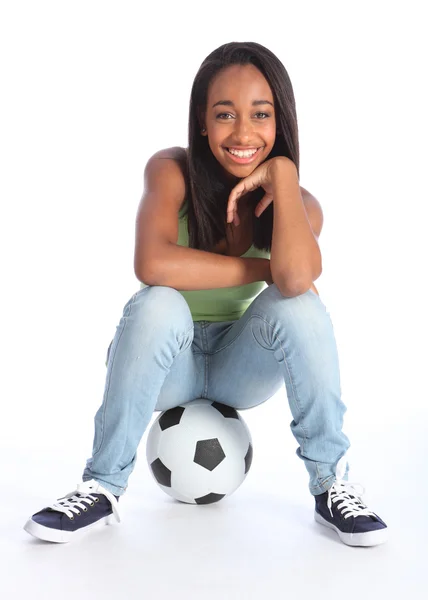 Linda menina jogador de futebol preto sentado na bola — Fotografia de Stock