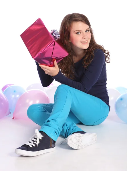 Meglepő rejtély születésnapi ajándék a tizenéves lány — Stock Fotó