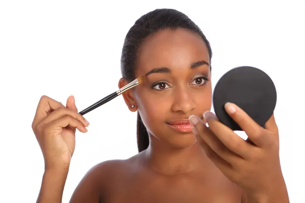 Mujer africana sombra de ojos maquillaje cosméticos cepillo — Foto de Stock
