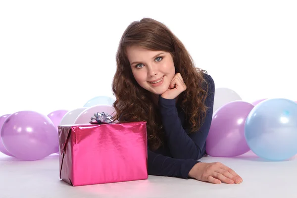 Vacker tonåring flicka födelsedagsfest med gåva — Stockfoto