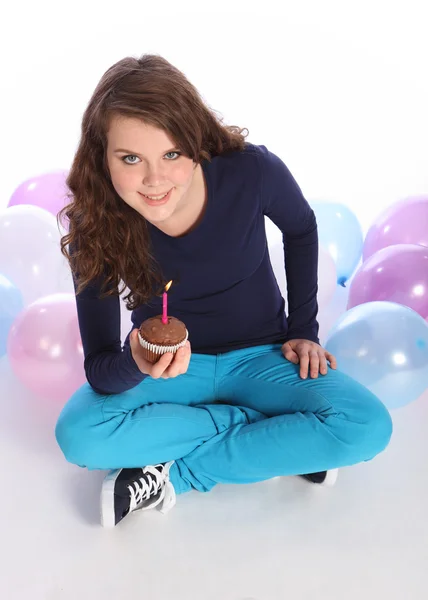 Oslava čas pro dospívající dívka čokoládový dort — Stock fotografie