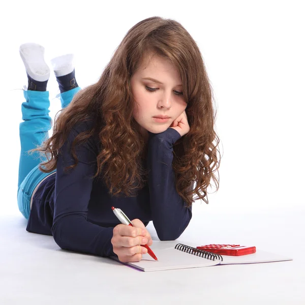 Teenager menina matemática lição de casa com calculadora — Fotografia de Stock