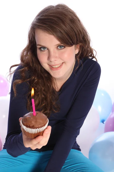 Bolo de chocolate e vela de festa para menina feliz — Fotografia de Stock