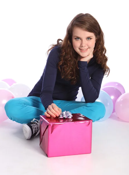 Globos de fiesta y regalo para chica adolescente — Foto de Stock
