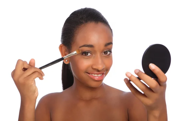 Mujer afroamericana usando el cepillo de sombra de ojos — Foto de Stock