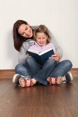 Anne öğretim kız evde eğitim okumak için