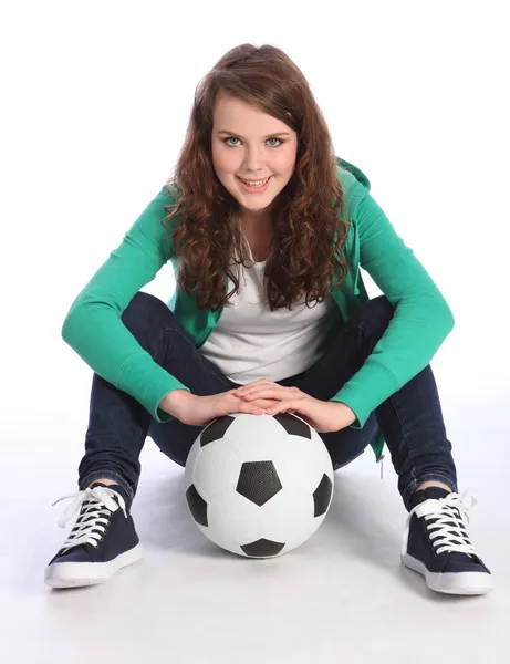 Genç kız futbolcu futbol ile oturur — Stok fotoğraf
