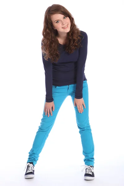 Счастливой школьнице-подростку весело в синих джинсах — стоковое фото