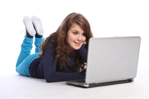 Ευτυχισμένος έφηβος κορίτσι γυμνάσιο στο Διαδίκτυο — Φωτογραφία Αρχείου
