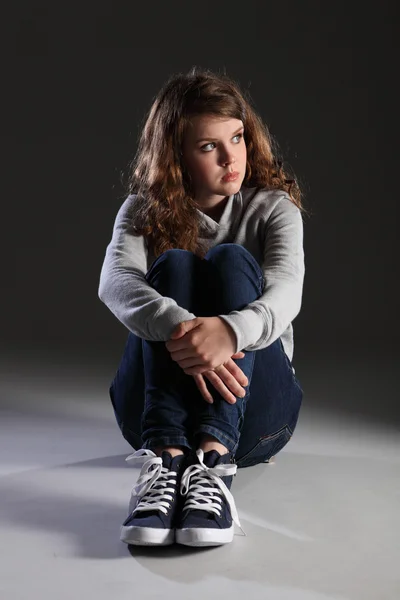 Triest depressief jonge tiener meisje zit alleen — Stockfoto