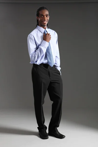 Афроамериканский бизнесмен в рубашке и галстуке — стоковое фото