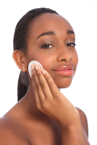 Mujer africana utiliza cosméticos limpieza facial pad —  Fotos de Stock