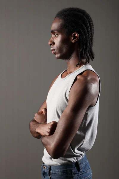 Profil des harten jungen schwarzen Mannes mit Dreadlocks — Stockfoto