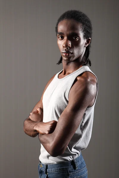 Duro giovane uomo nero bicipite e muscoli della spalla — Foto Stock