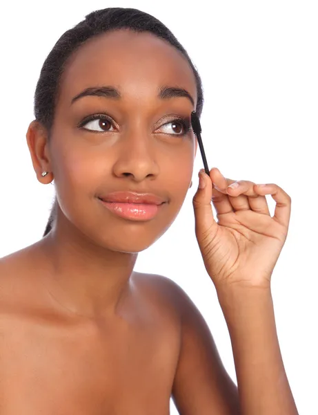 Femme afro-américaine utilisant une brosse à mascara — Photo