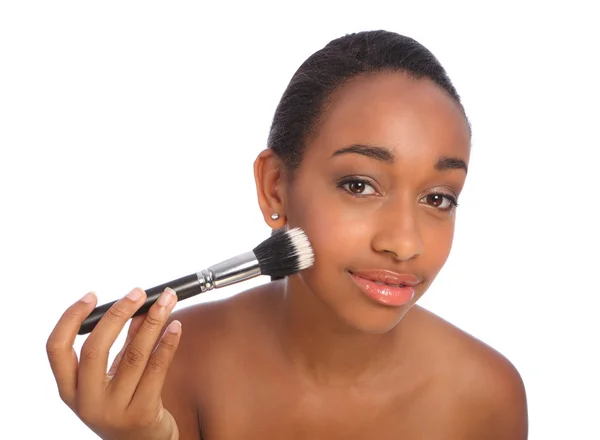 Hermosa mujer negra usando maquillaje pincel en polvo — Foto de Stock