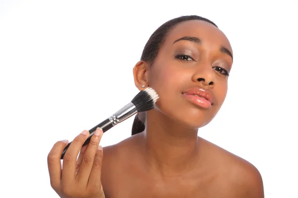 Hermosa esteticista africana maquillaje pincel en polvo — Foto de Stock