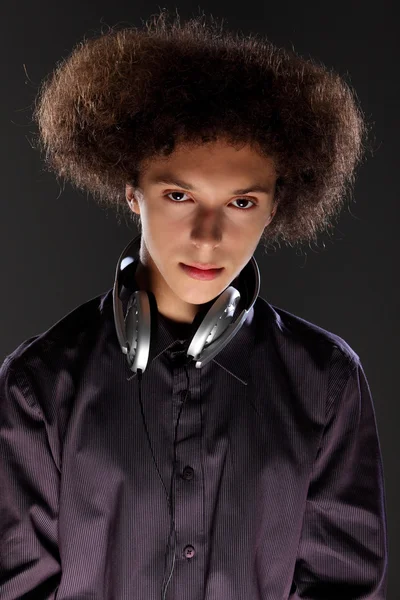 Jovem adolescente DJ de música com penteado afro — Fotografia de Stock