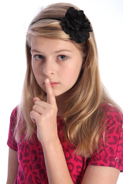 Sessiz işaretini tutmak korkmuş okul kız çocuk yapar — Stok fotoğraf