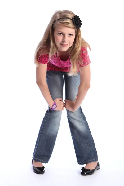 Schattige jonge blonde school meisje jeans en rooskleurig hemd — Stockfoto