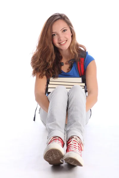 Девочка-подросток сидит с учебниками — стоковое фото