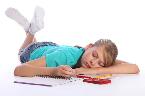 Cansada menina da escola adormece fazendo lição de casa de matemática — Fotografia de Stock
