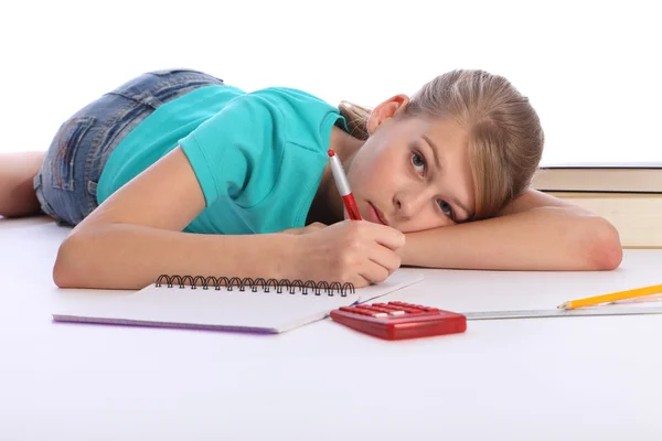 Niña de la escuela primaria haciendo tarea de matemáticas en el suelo —  Fotos de Stock