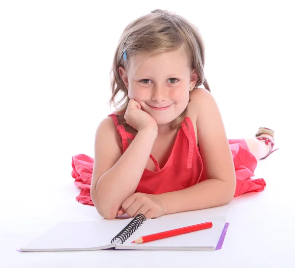 Blonde Grundschülerin mit Bleistift und Papier — Stockfoto