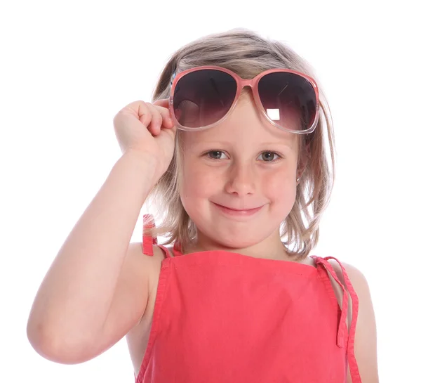 Niña de seis años divirtiéndose con gafas de sol —  Fotos de Stock